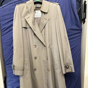 Vintage London Fog double-breasted trench coat with a belt, epaulettes - 40L